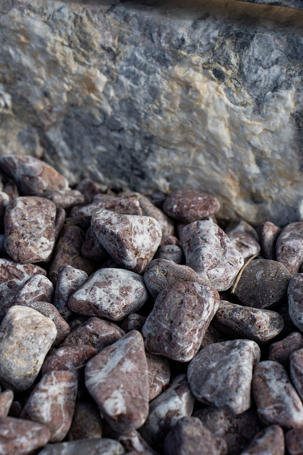 Nova Design & Build - Piatră Decorativă Marmură Rosu 2-4 cm