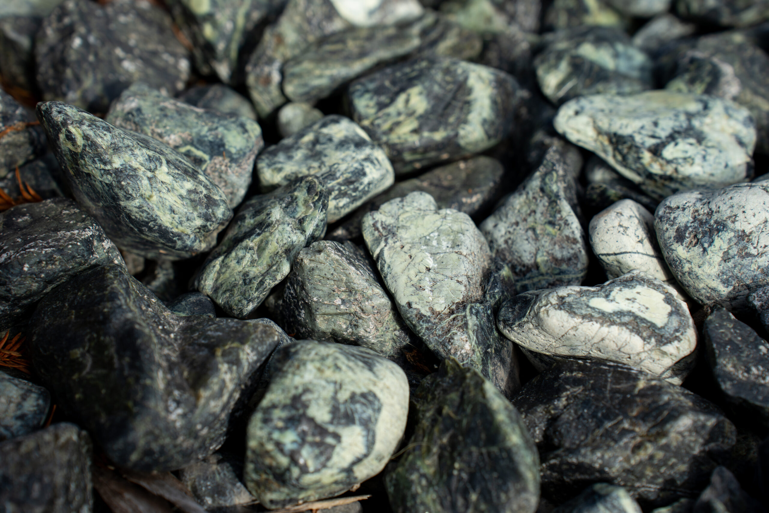 Nova Design & Build - Piatră Decorativă Marmură Verde 2-4 cm